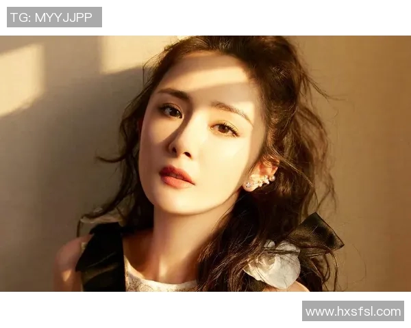 长发足球明星优雅转身西服造型展现别样魅力与风采